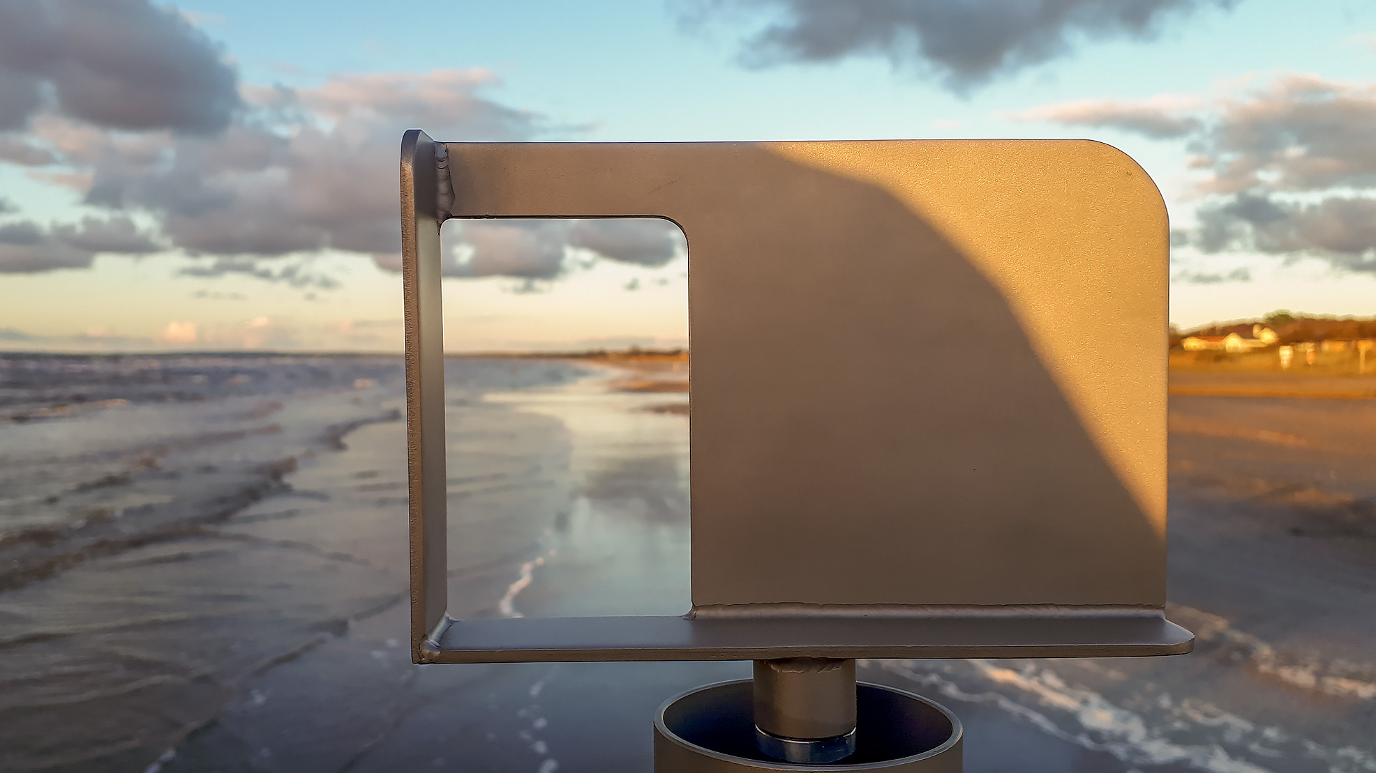 Bilden visar en mobilhållare vid en strand