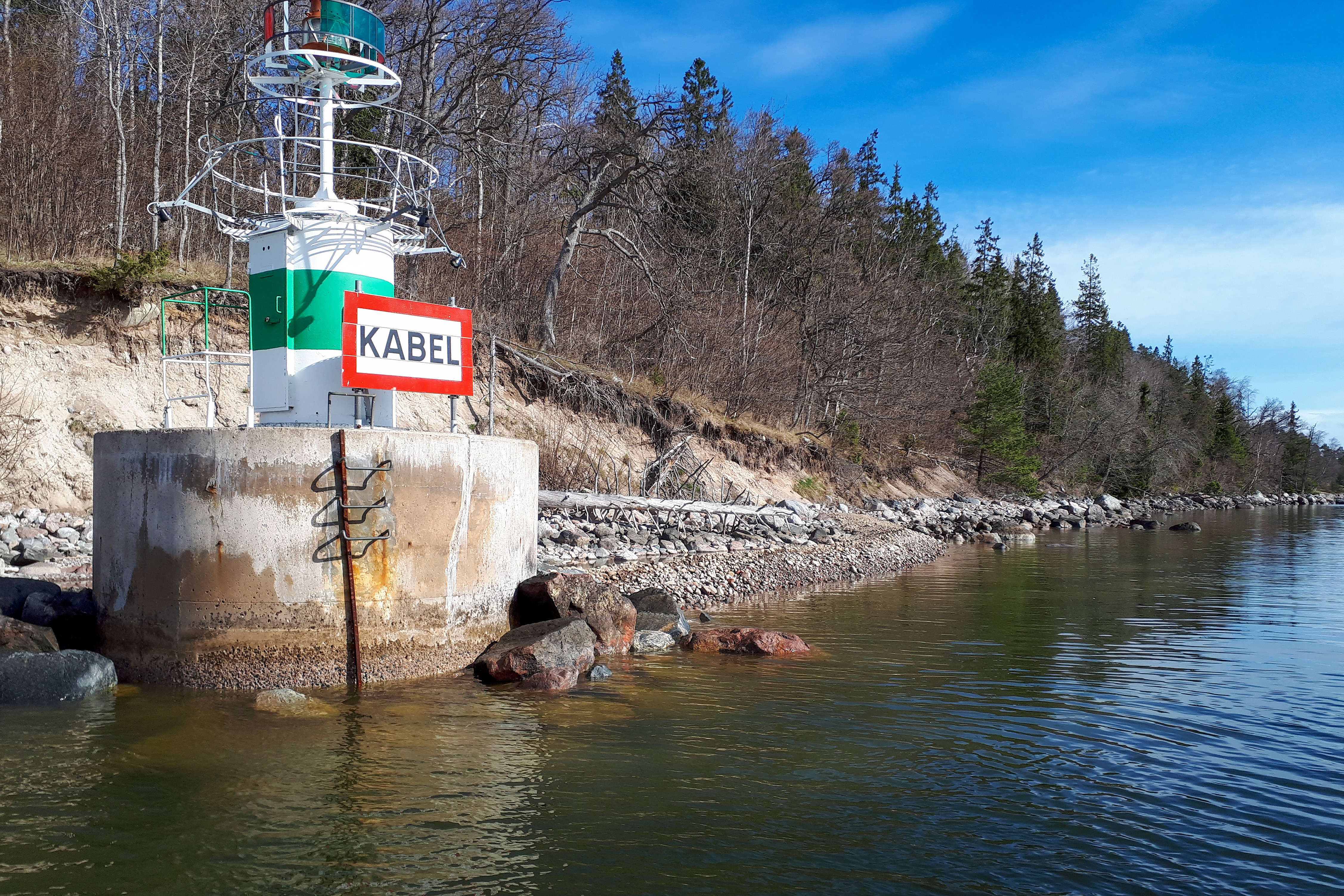 En stor båt som ligger på toppen av ett vattendrag