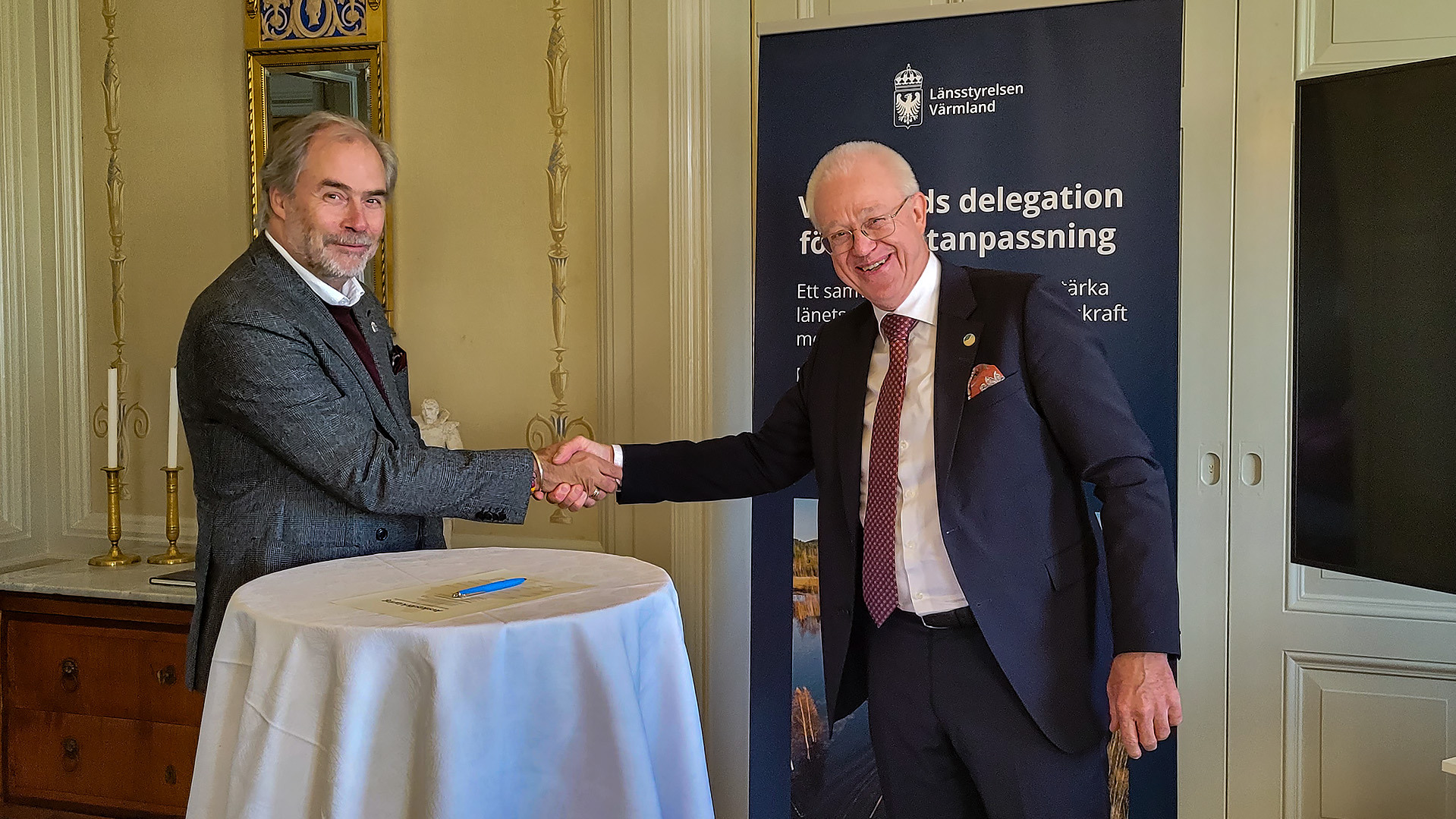Länsstyrelsen Värmland och Georg Andrén, landshövding i Värmland, skakar hand efter signeringen av avsiktsförklaringen.