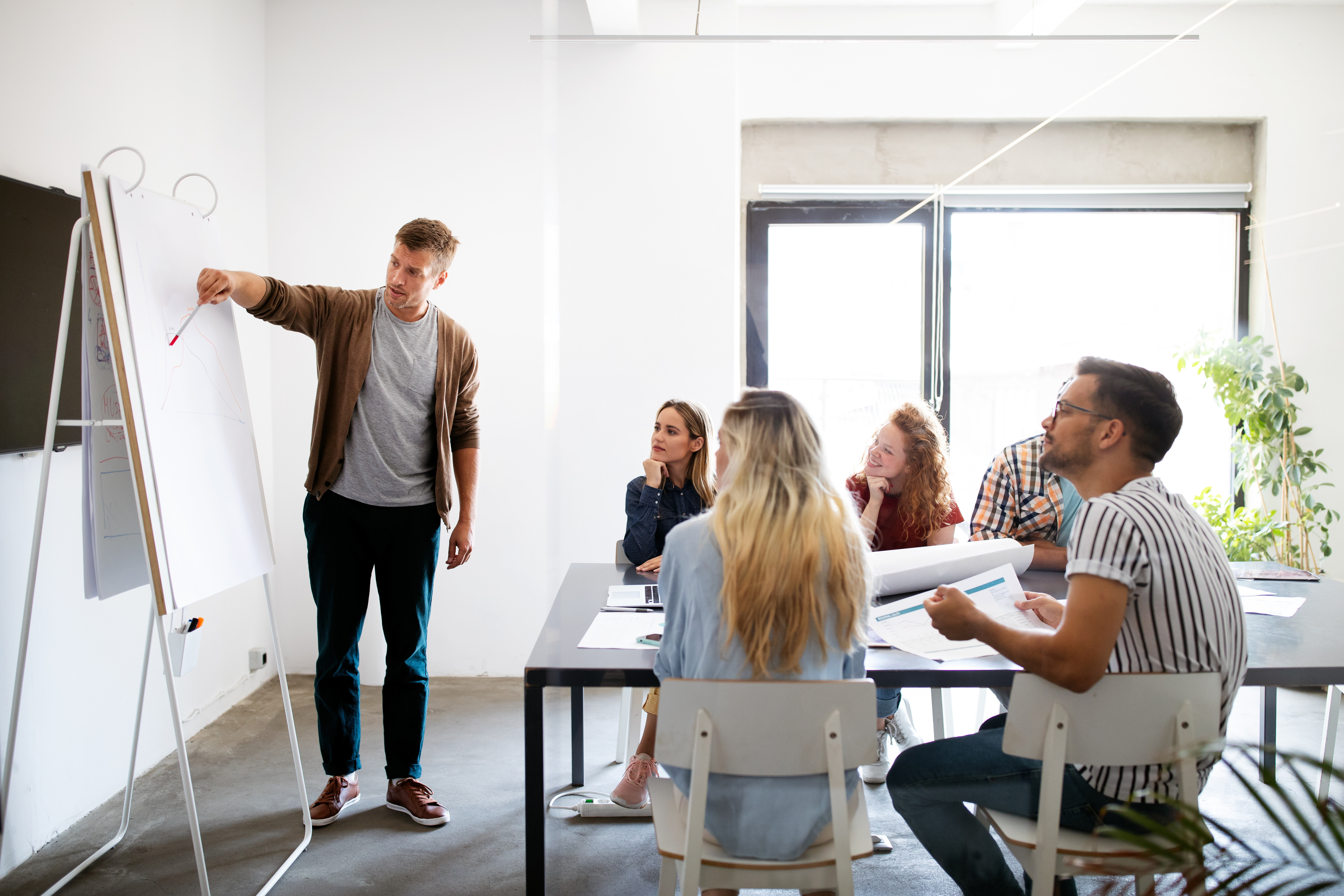En grupp människor som sitter runt ett bord.