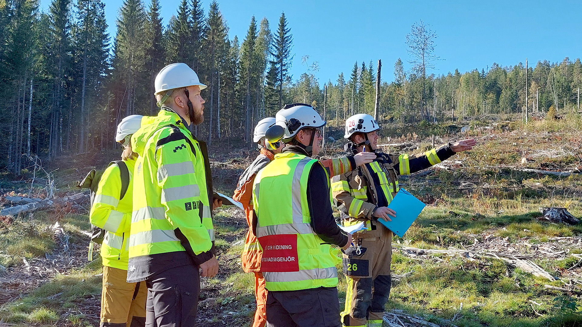 En grupp personer som bär skyddsvästar och hjälmar