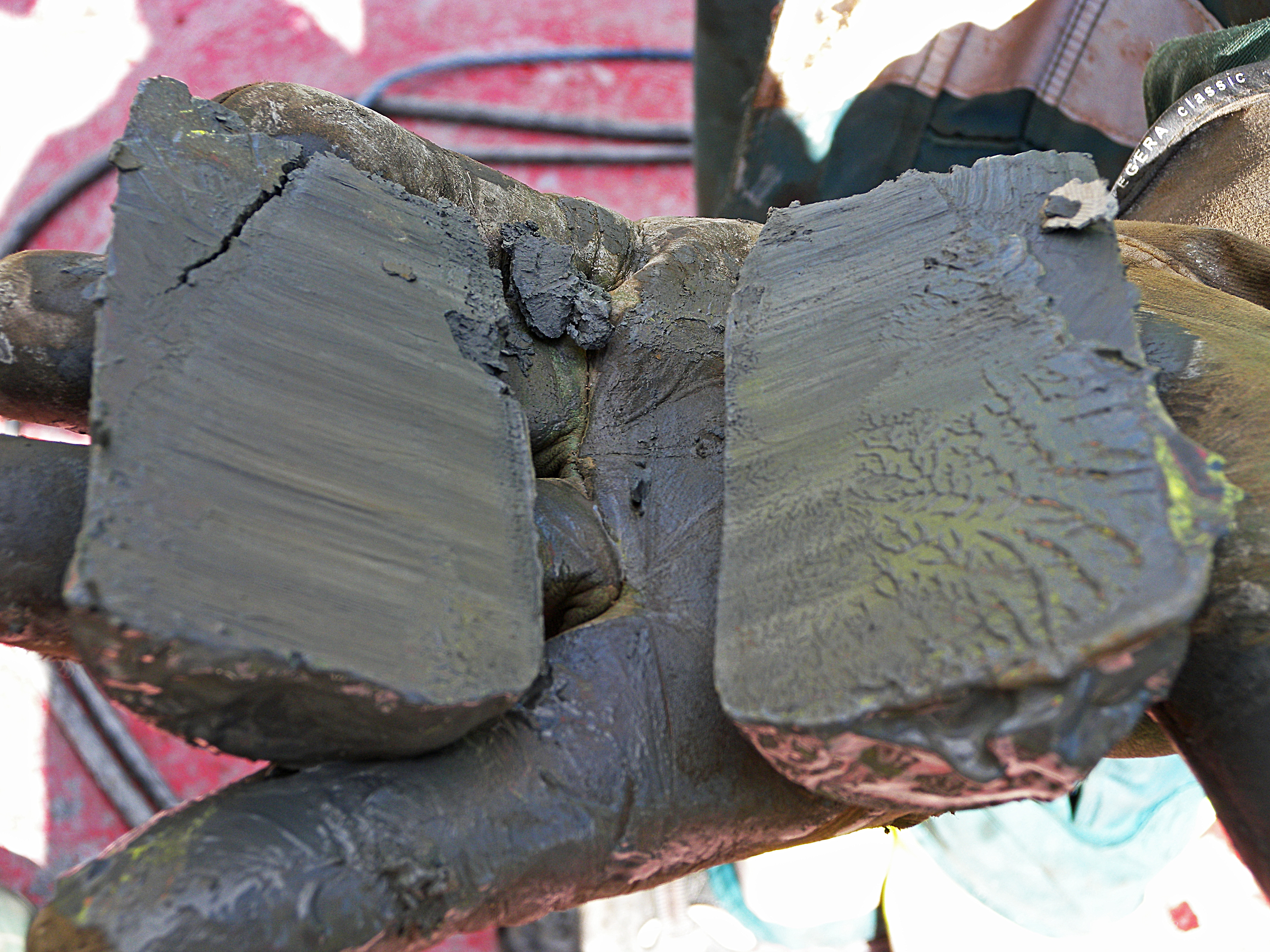 Hand som håller i prov av lera från Göta älv