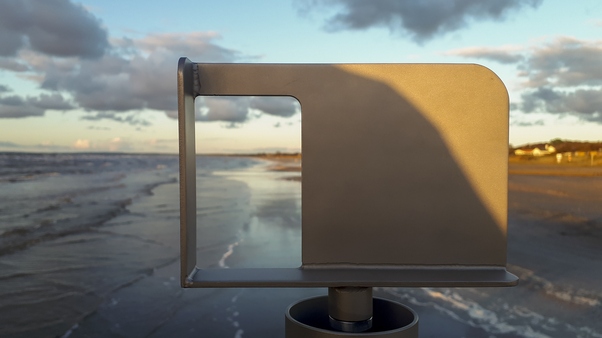 Bilden visar en mobilhållare vid en strand