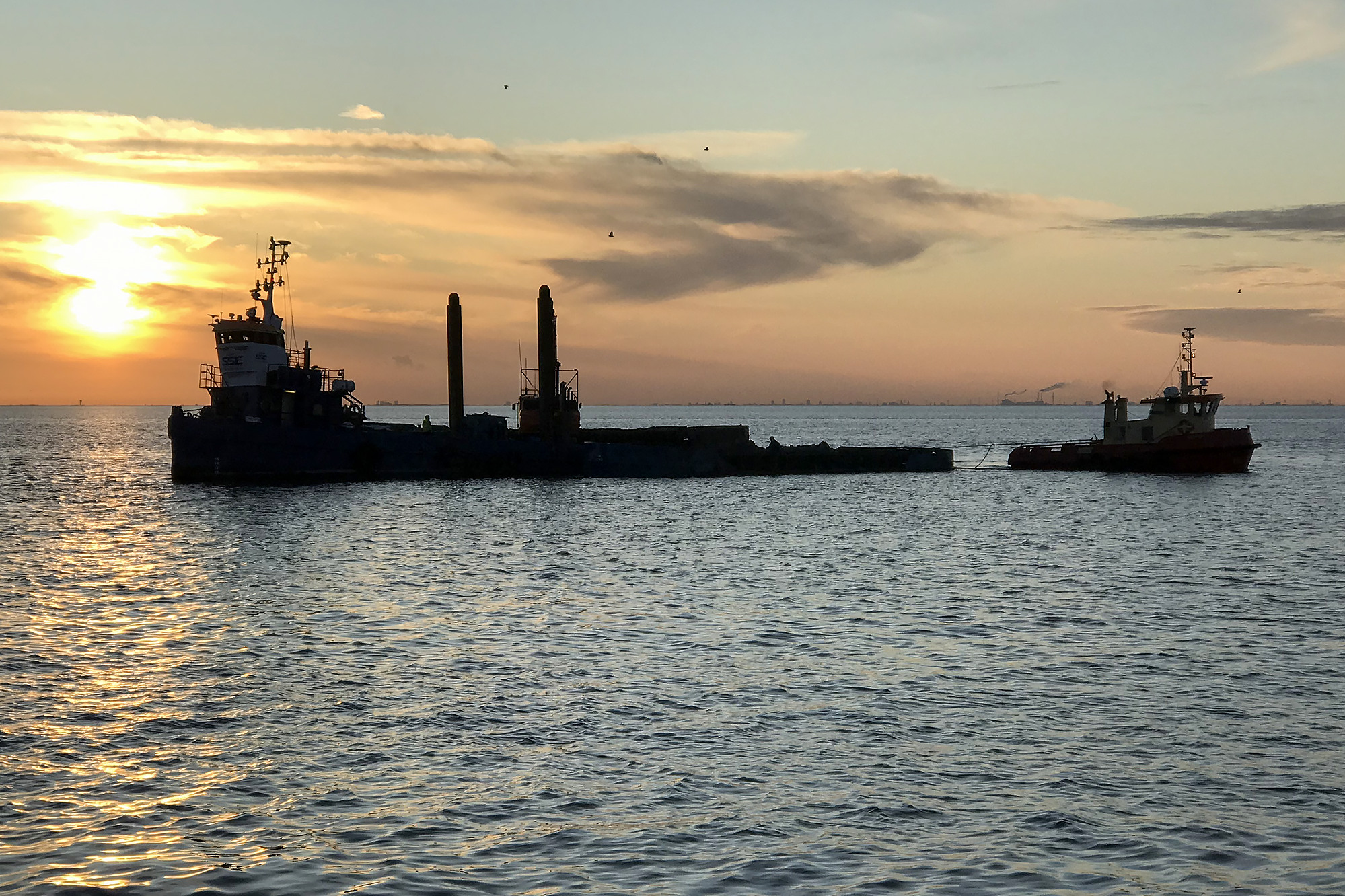 Några båtar som flyter på ett vattendrag