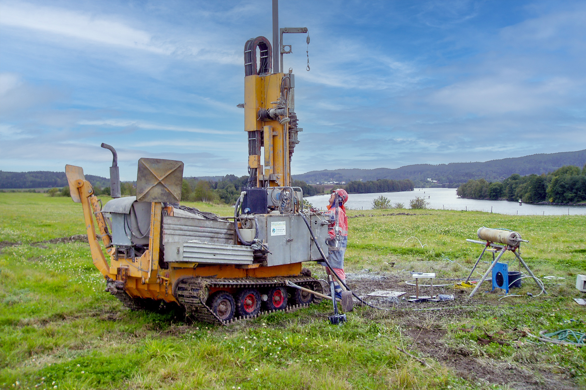 Provtagning vid Göta älv. Bandvagn och en person ses i förgrunden