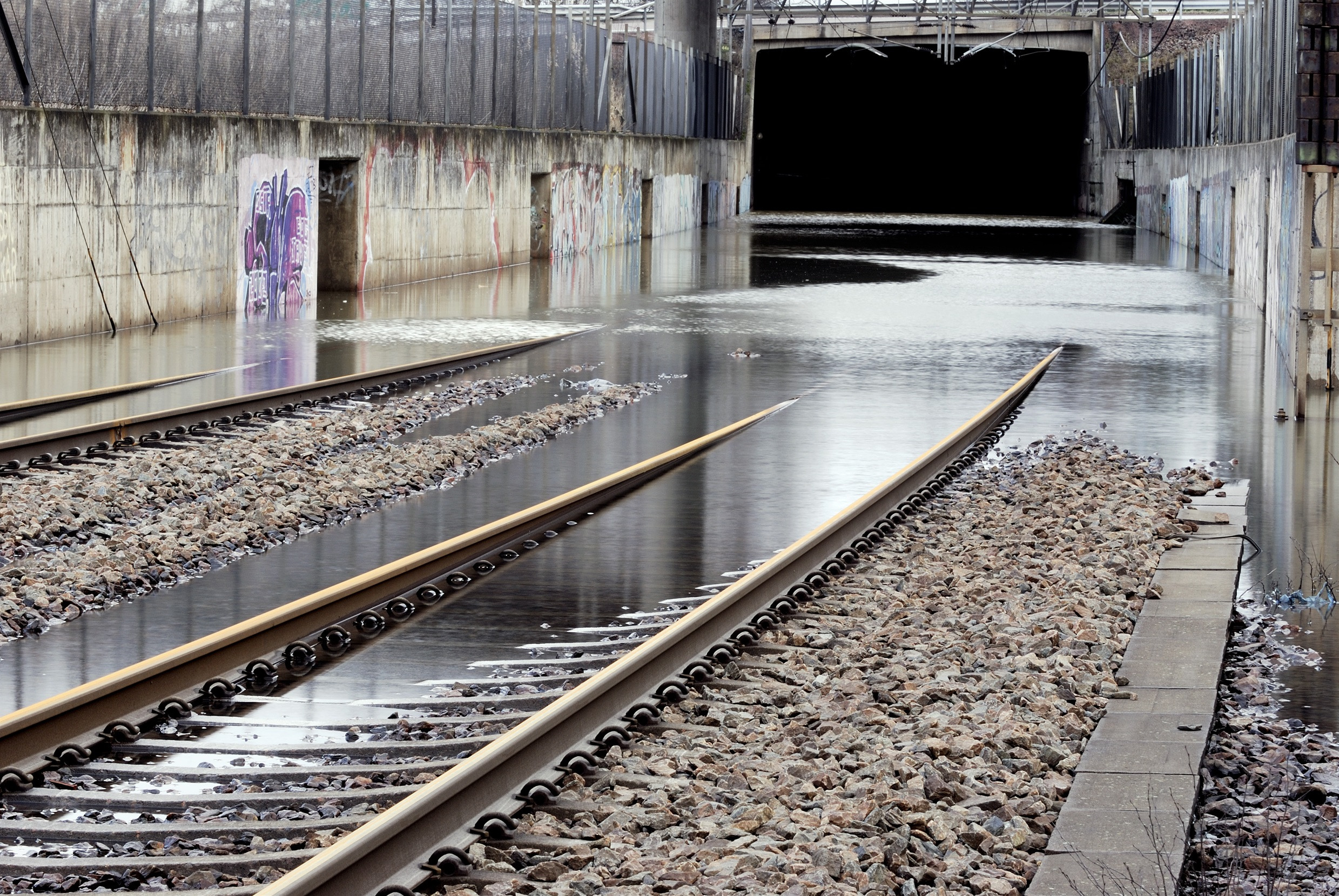 Järnvägsspår som har blivit översvämmade
