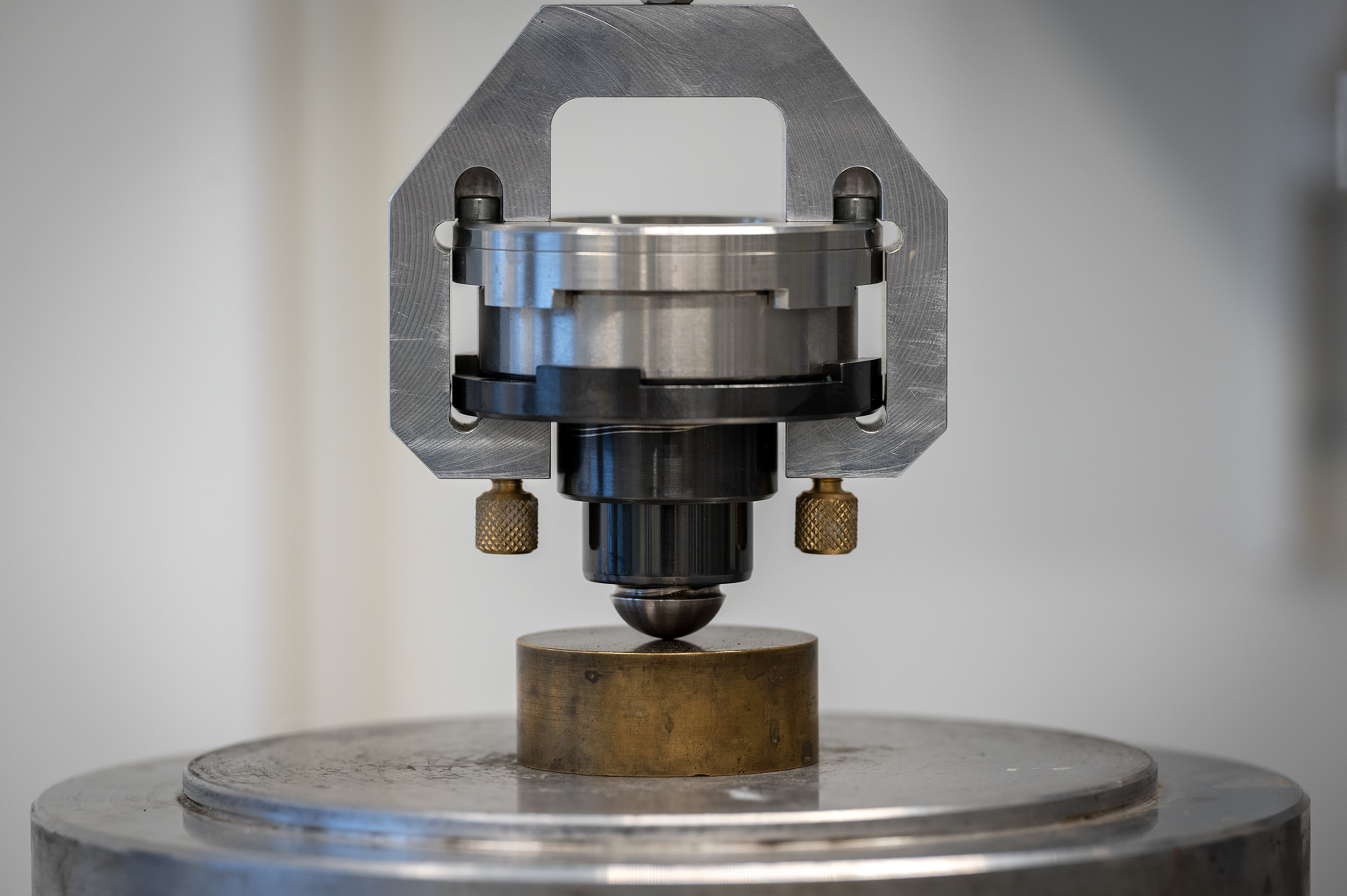 En närbild av en maskin som står på ett bord.