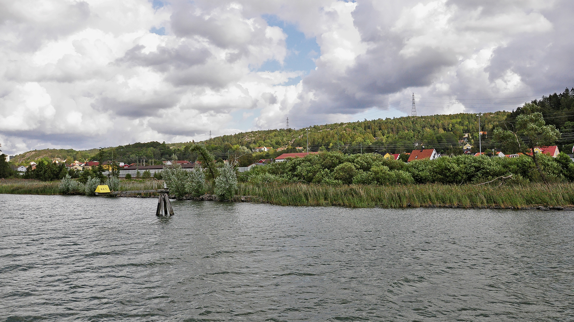 Ett vattendrag som omges av en grönskande sluttning.