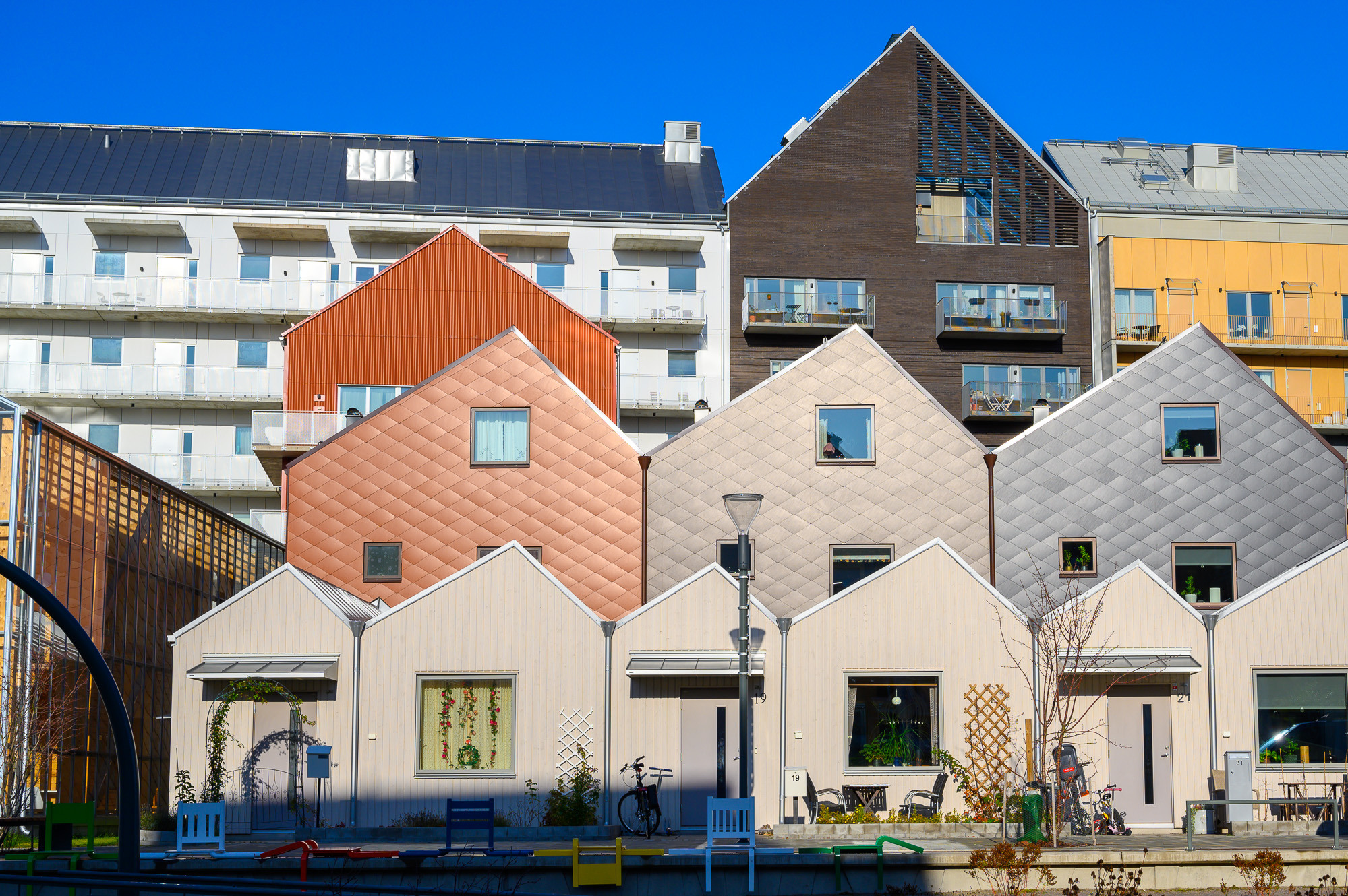 En rad med hus som ligger bredvid varandra