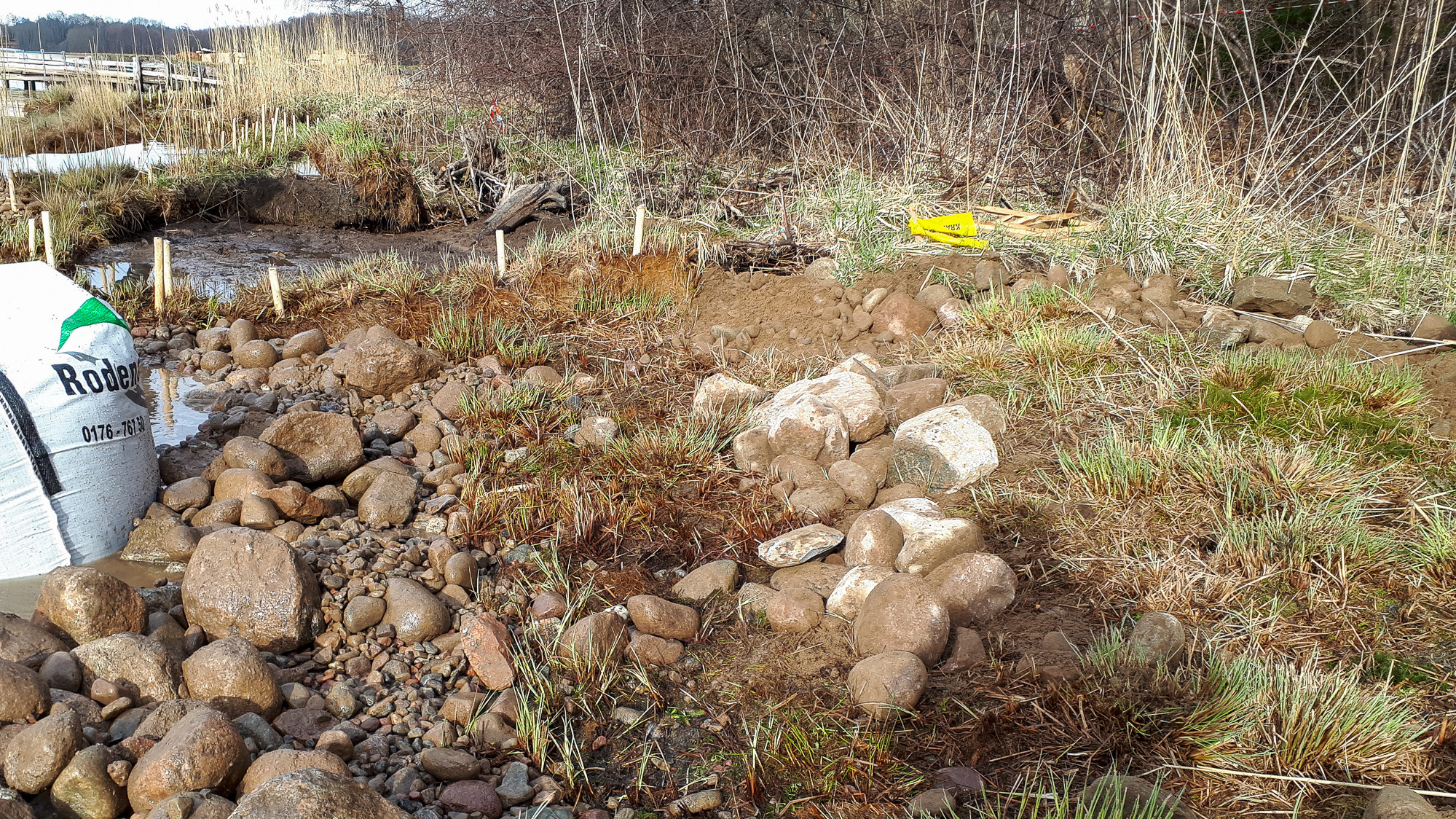 Det finns en båt som sitter på klipporna.