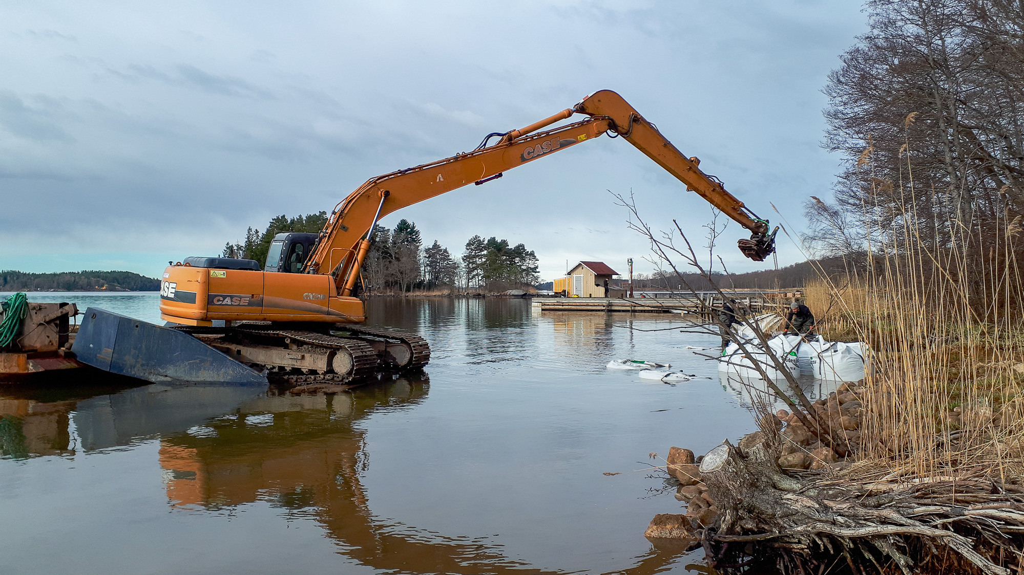 En stor lyftkran står mitt i ett vattendrag.