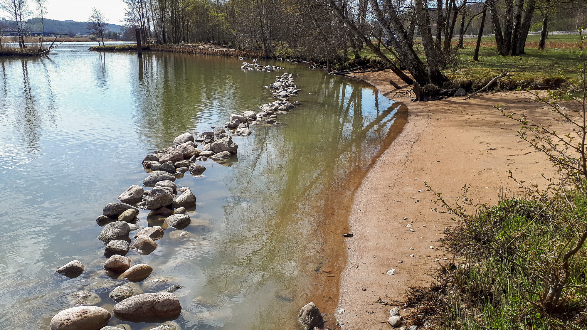 En rad med stenar vid stranden av en sjö.