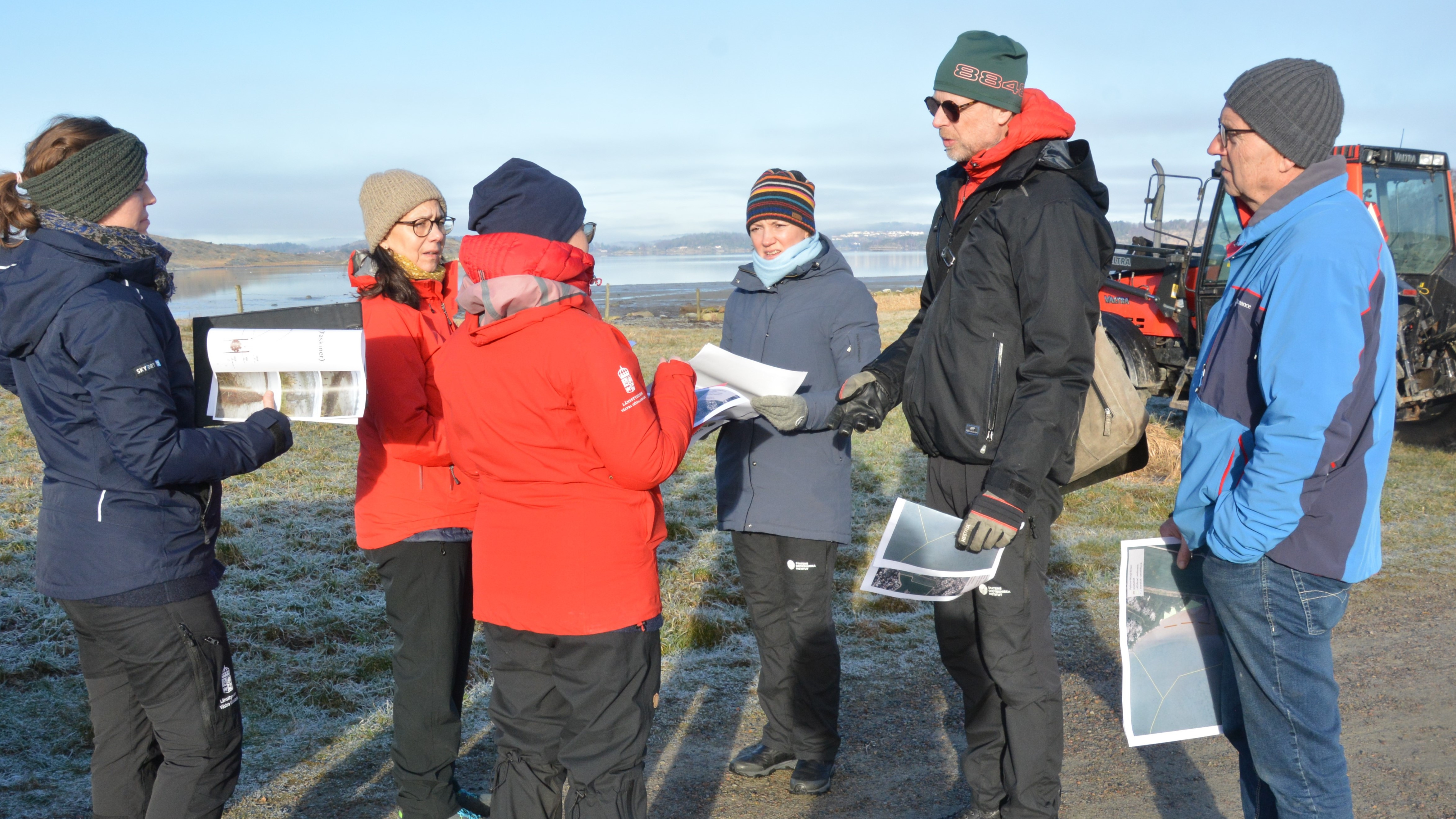 En grupp människor som står bredvid varandra.