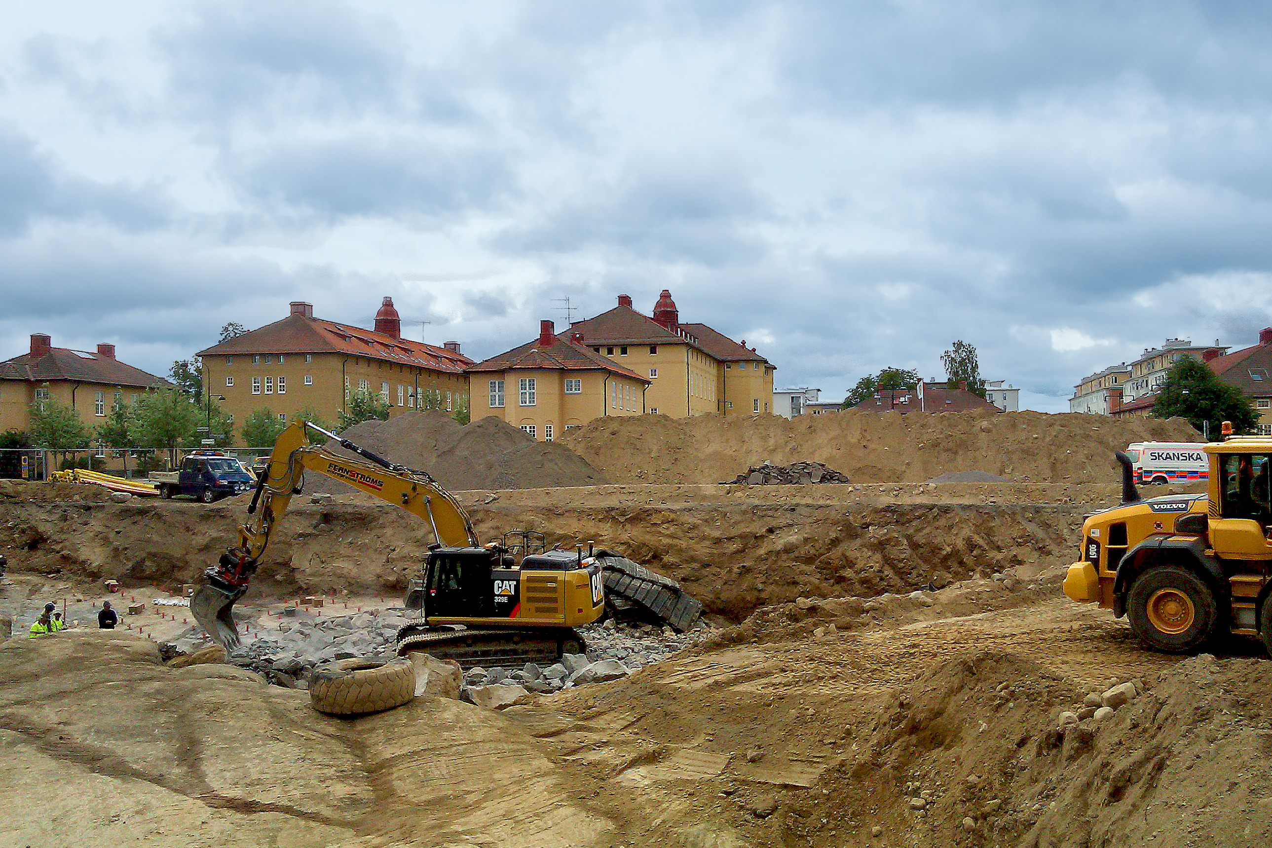 En byggarbetsplats med en bulldozer och en grävmaskin