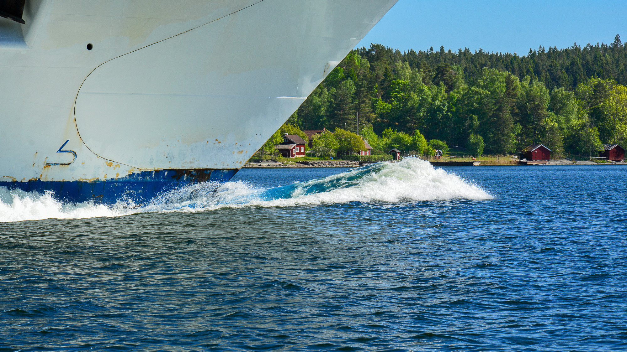 En stor båt som färdas över en stor vattenmassa.
