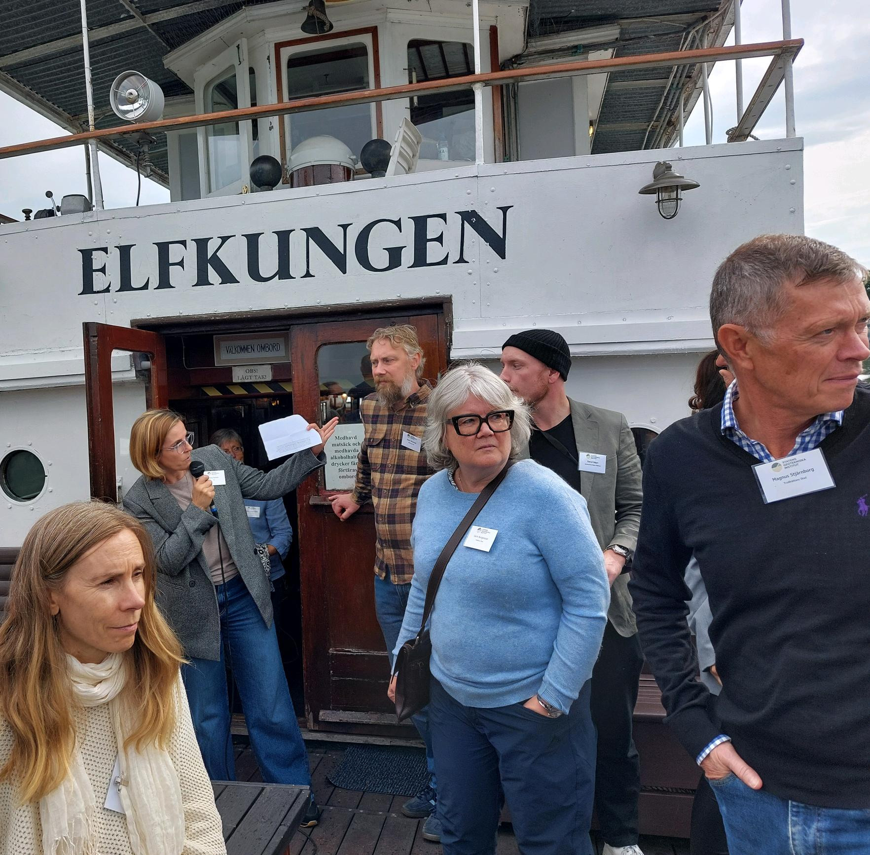 En grupp människor som står på däck på en båt.