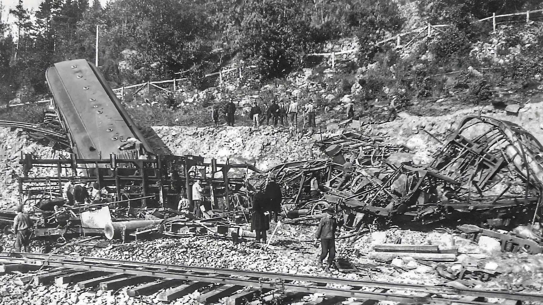 Ett svartvitt foto av ett tågspår