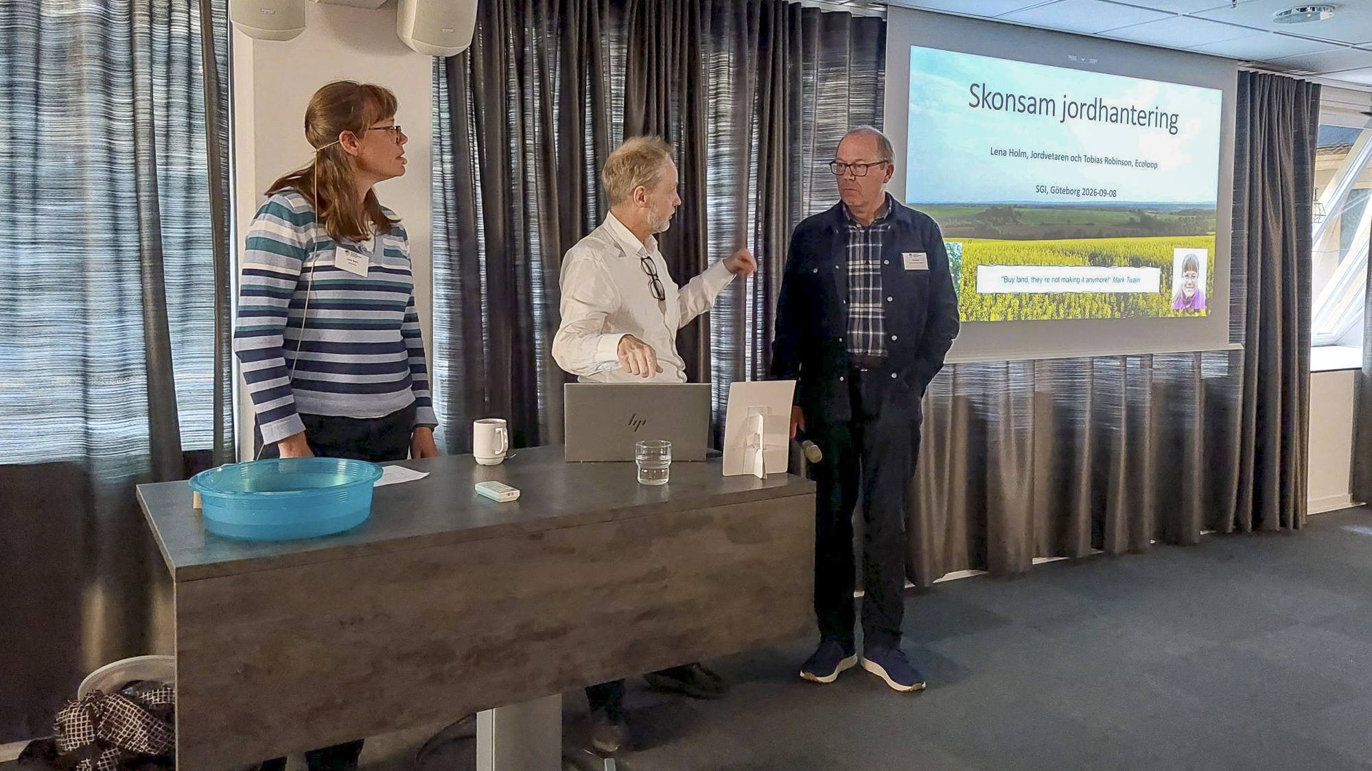 Tre personer som föreläser