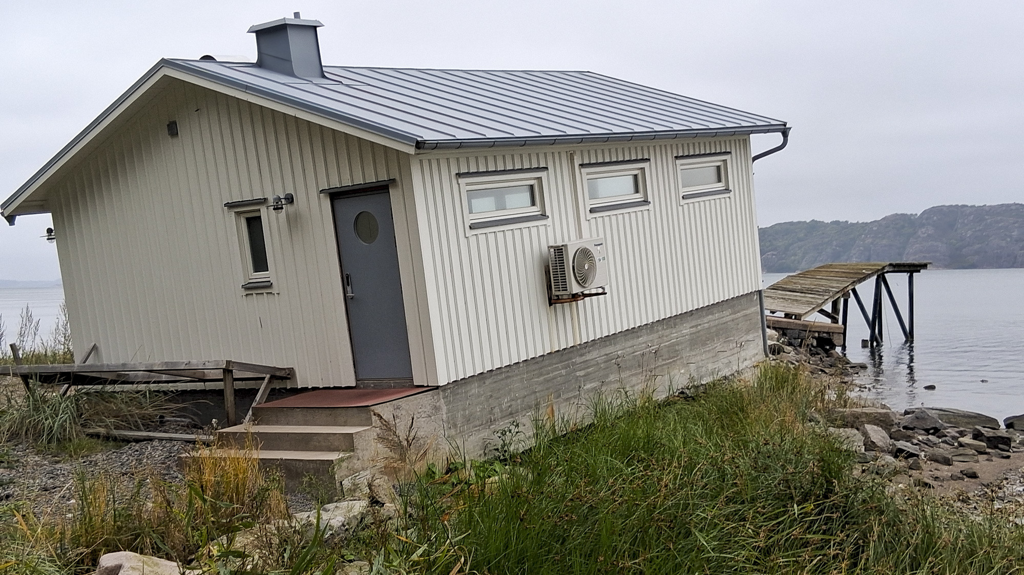 Litet hus som flyttats av skredet. 