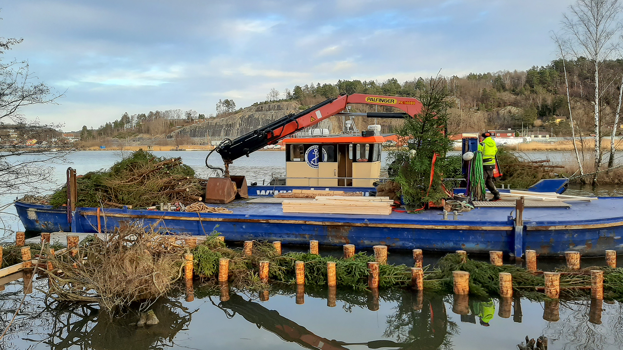 En båt som ligger i vattnet.