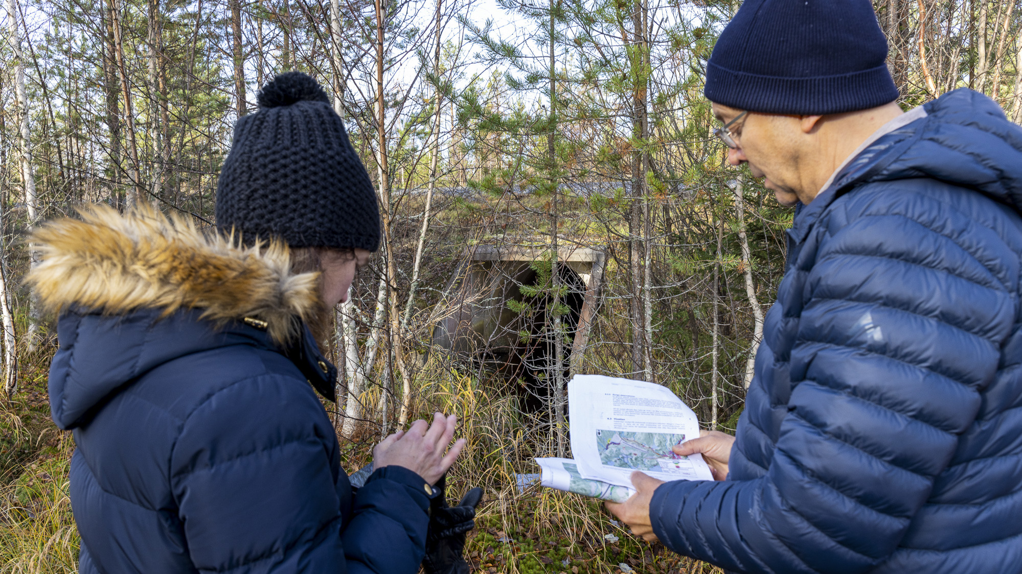 Två personer planerar.