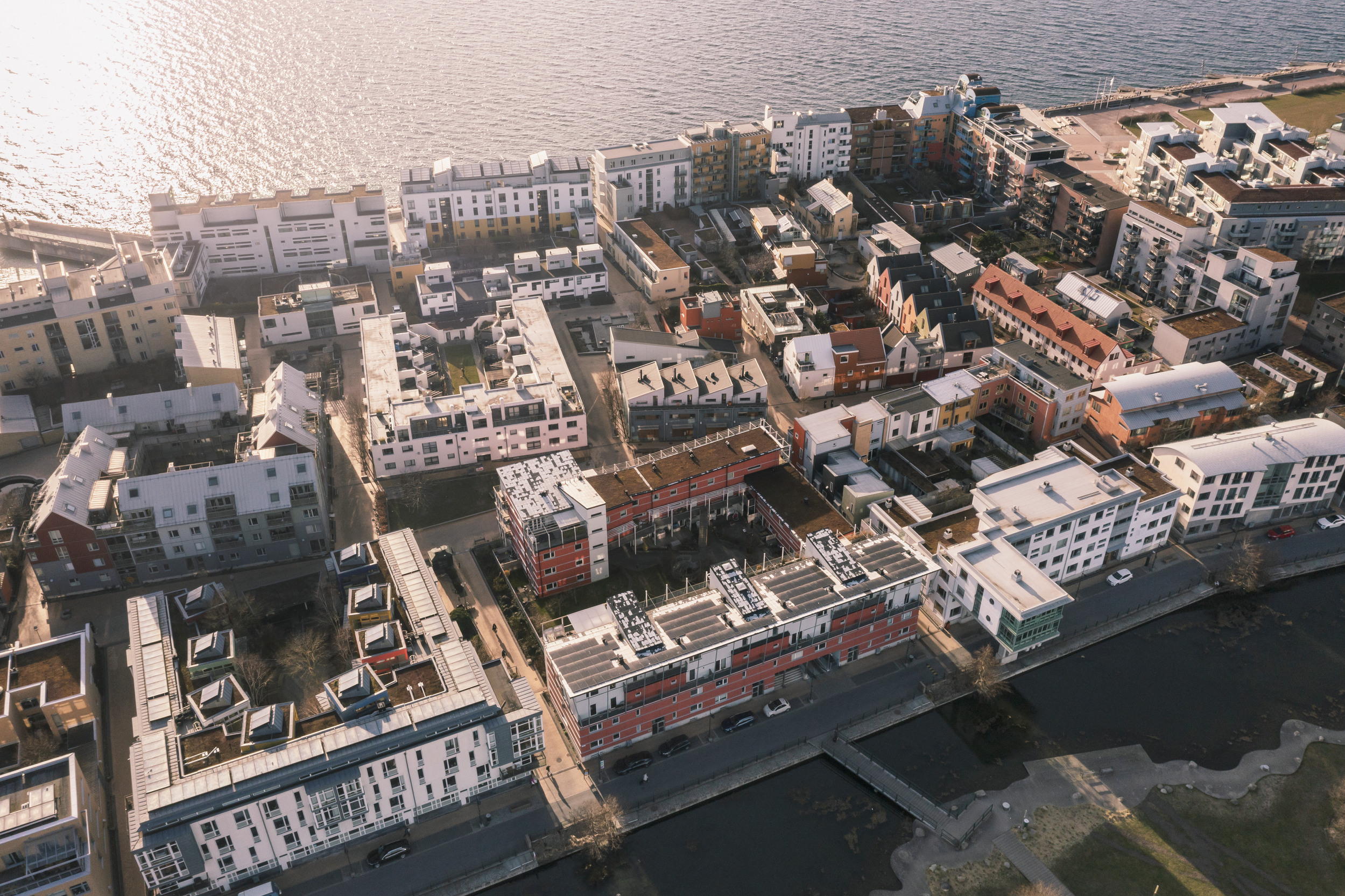 En flygbild av en stad vid vattnet.