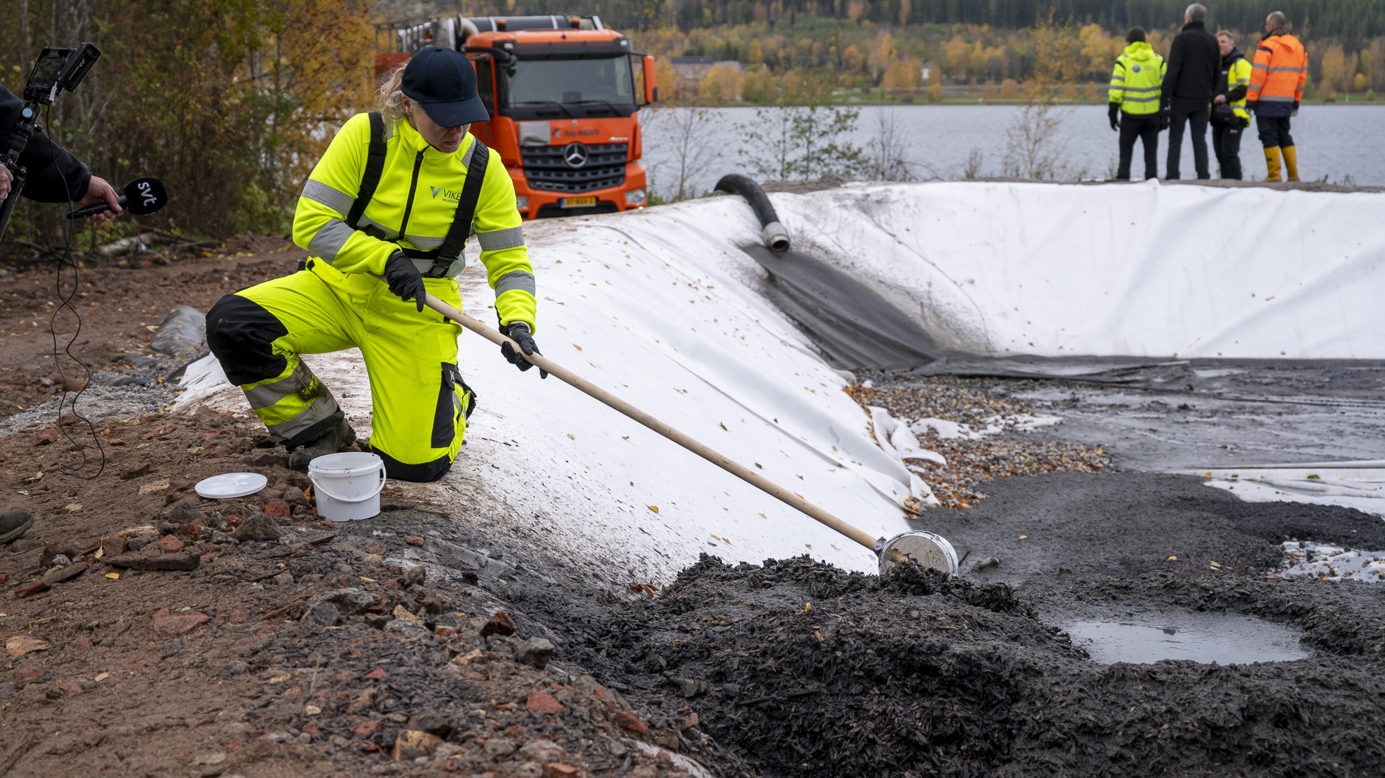 Samlar in prov av förorenat material
