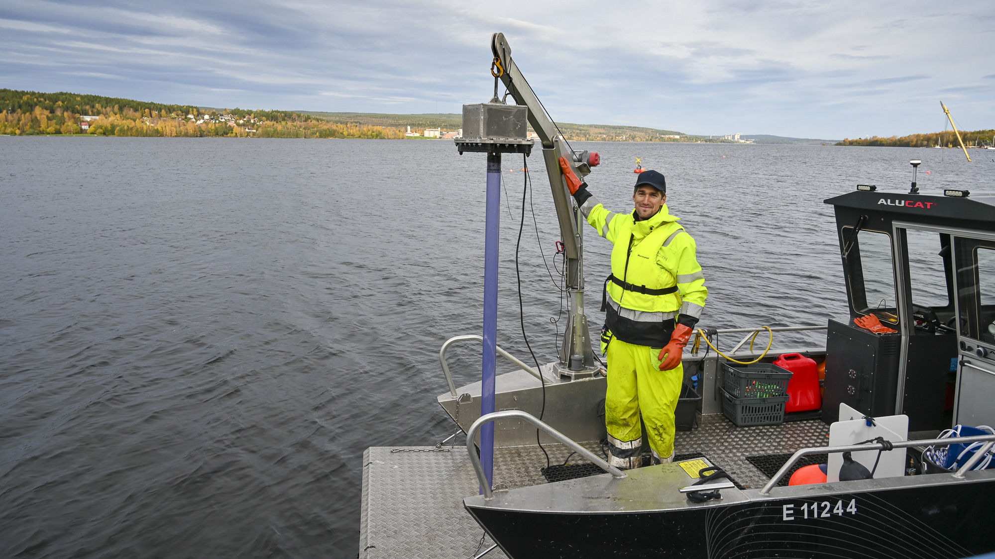 Provtagning från båt i Essvik.