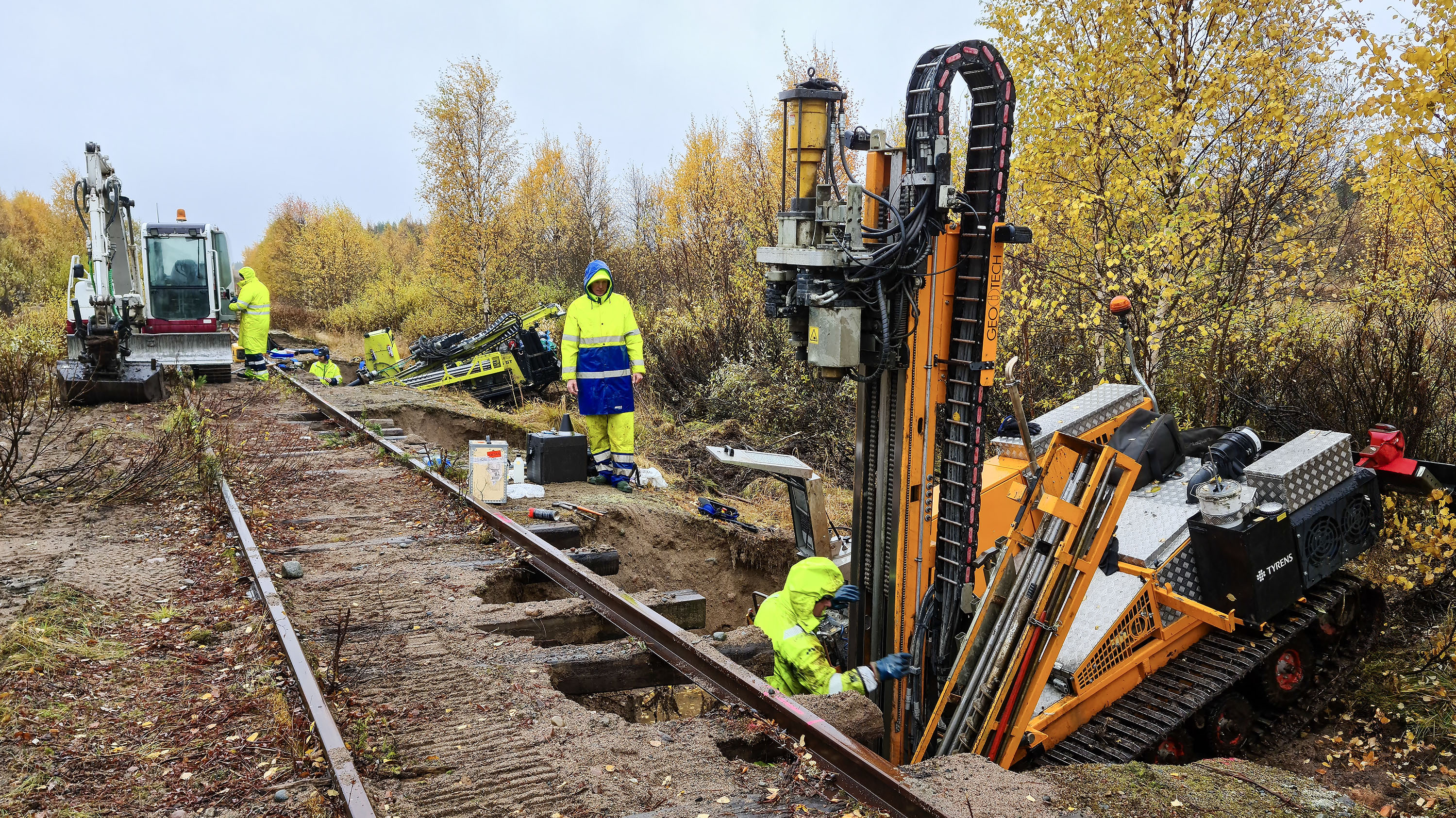En grupp män som arbetar på ett tågspår.
