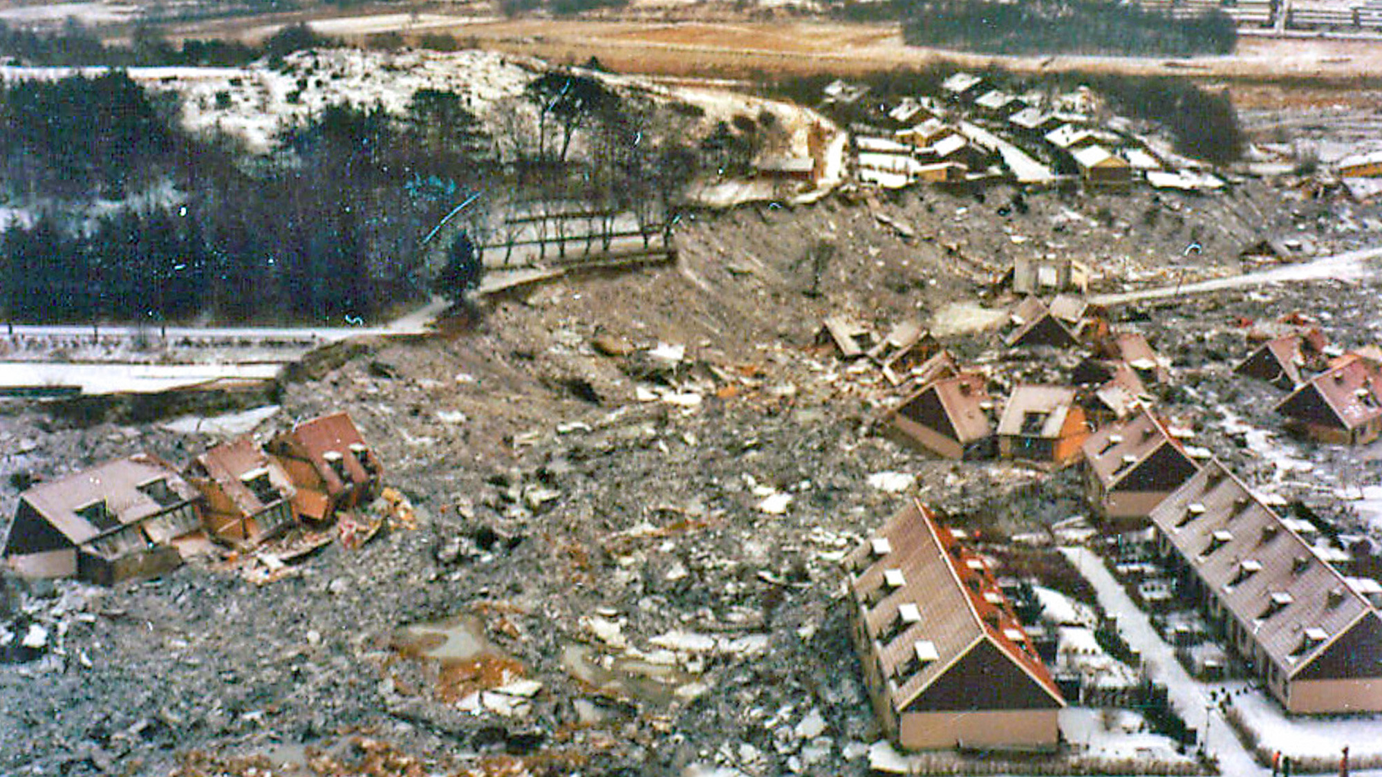 En flygbild av en stad i snön.